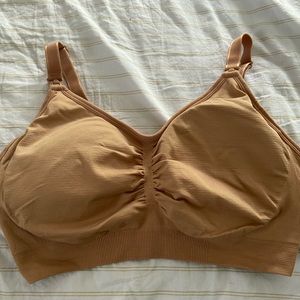 Motherhood maternity nursing bra in great condition!